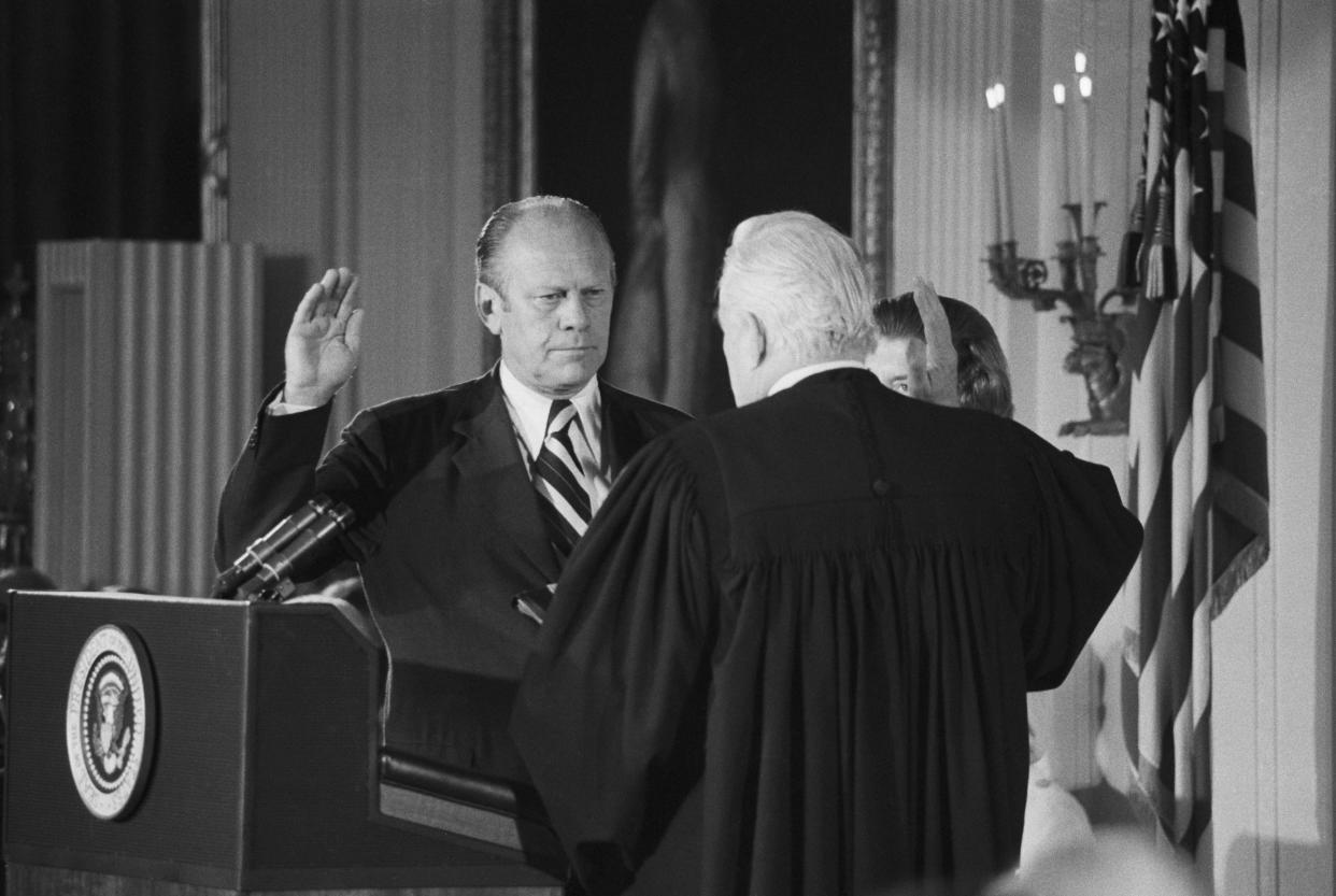 Gerald Ford est devenu président par un concours de circonstances, à la suite de la démission de deux hommes : Spiro Agnew et Richard Nixon.