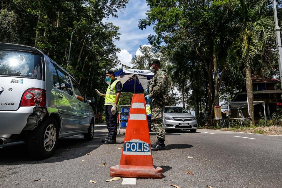 Police and army personnel join forces to man the roadblocks at the entrance and exits to Balik Pulau at Jalan Tun Sardon in Penang April 10, 2020. — Picture by Sayuti Zainudin