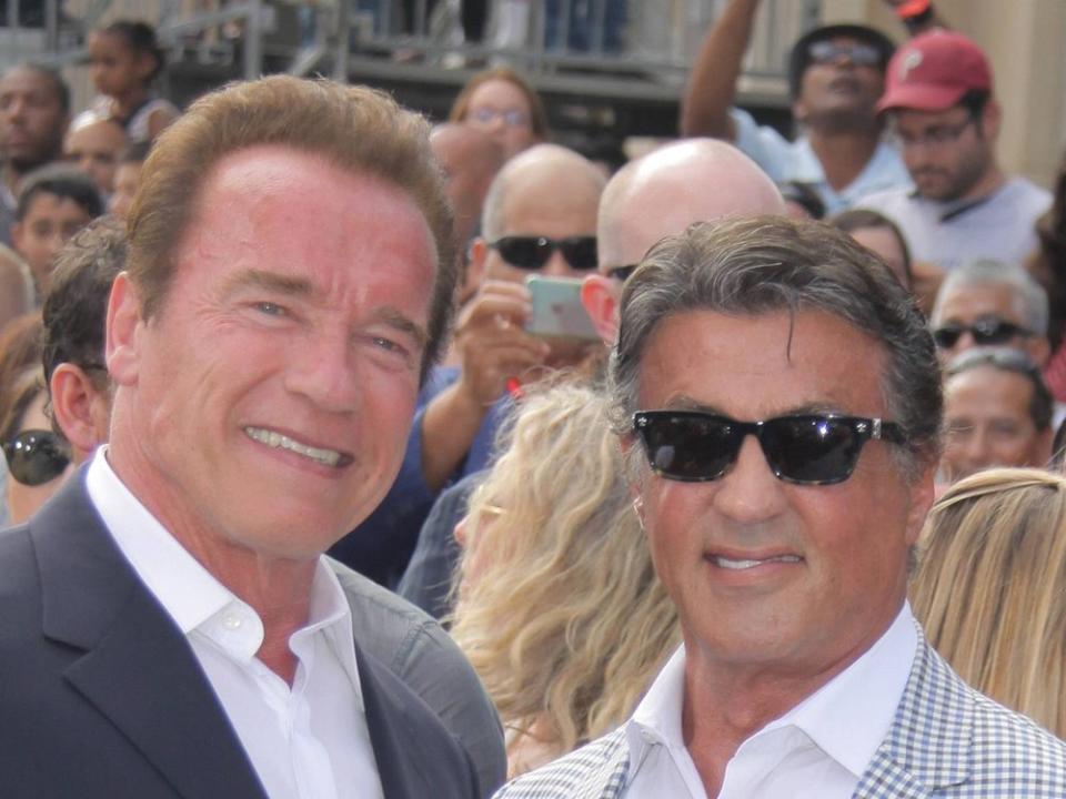 Früher Feinde, jetzt Freunde: Arnold Schwarzenegger (l.) und Sylvester Stallone. (Bild: imago/Picturelux)