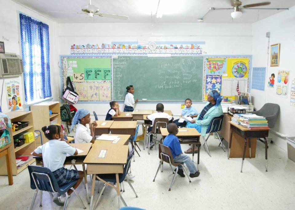 Lourmelle Dorce teaches her Kindergarden and first grade students at the Clara Mohammed School at Masjid Al-Ansar on Wednesday, Sept. 30, 2004.