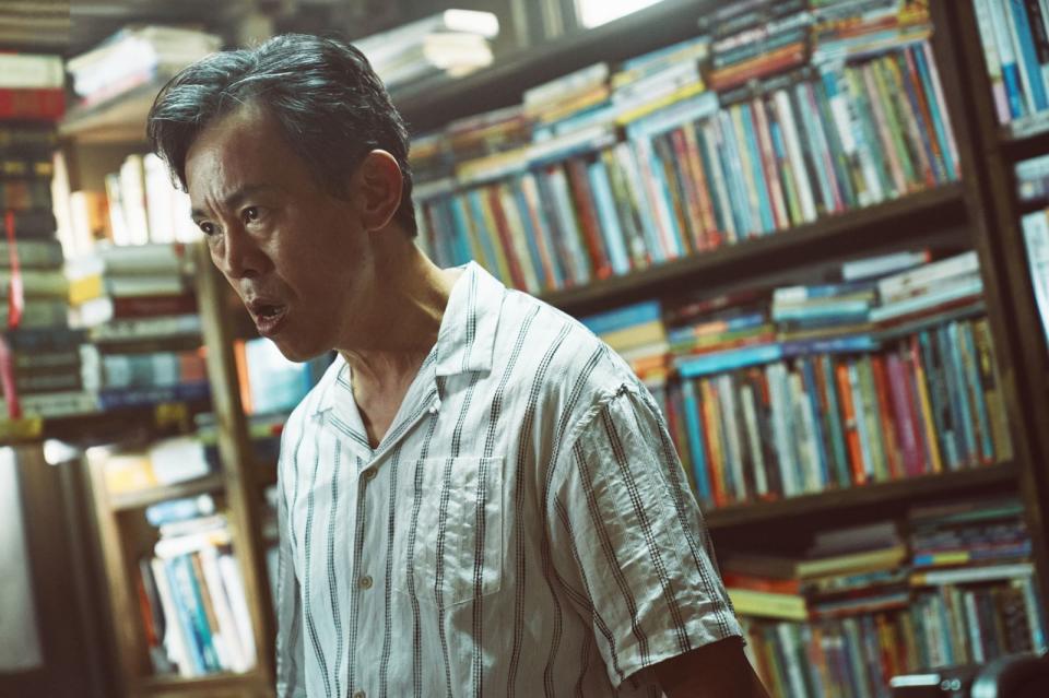 崔德文在許多韓劇中飾演搶眼配角，《MOVING異能》中他詮釋車太鉉的父親，為隱藏超能力而低調開二手書店過活。（Disney+提供）