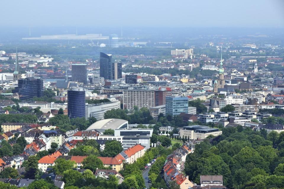 In Dortmund rechnet der Mieterbund nicht damit, dass die Regelung Anwendung finden wird. "Wir befürchten, dass die Mietpreisbremse in Dortmund, Castrop-Rauxel, Lünen und Waltrop nicht gelten wird", erklärte Dr. Tobias Scholz, wohnungspolitischer Sprecher des Dortmunder Mietervereins, in einem Statement. Mit 6,52 Euro Kaltmiete ist ein Quadratmeter allerdings auch deutlich günstiger zu haben als zum Beispiel in München und Hamburg.