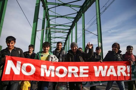 Refugees and migrants cross the Old Sava Bridge heading in the direction of the Croatian border, in Belgrade, Serbia November 11, 2016. REUTERS/Marko Djurica