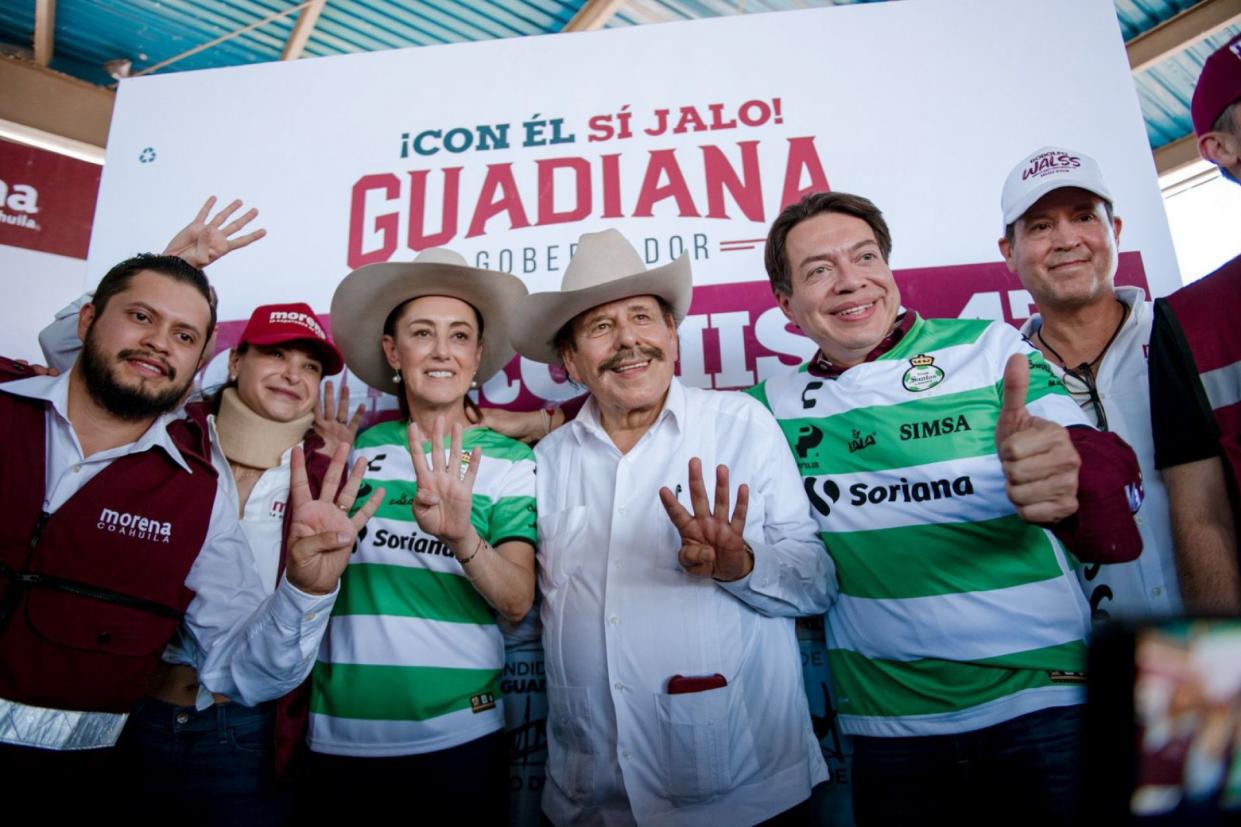 TORREÓN, COAHUILA.- El candidato de Morena a la gubernatura de Coahuila, Armando Guadiana Tijerina, con la jefa de Gobierno de la Ciudad de México, Claudia Sheinbaum y al dirigente nacional de Morena, Mario Delgado. |  FOTO ARCHIVO: CUARTOSCURO.COM