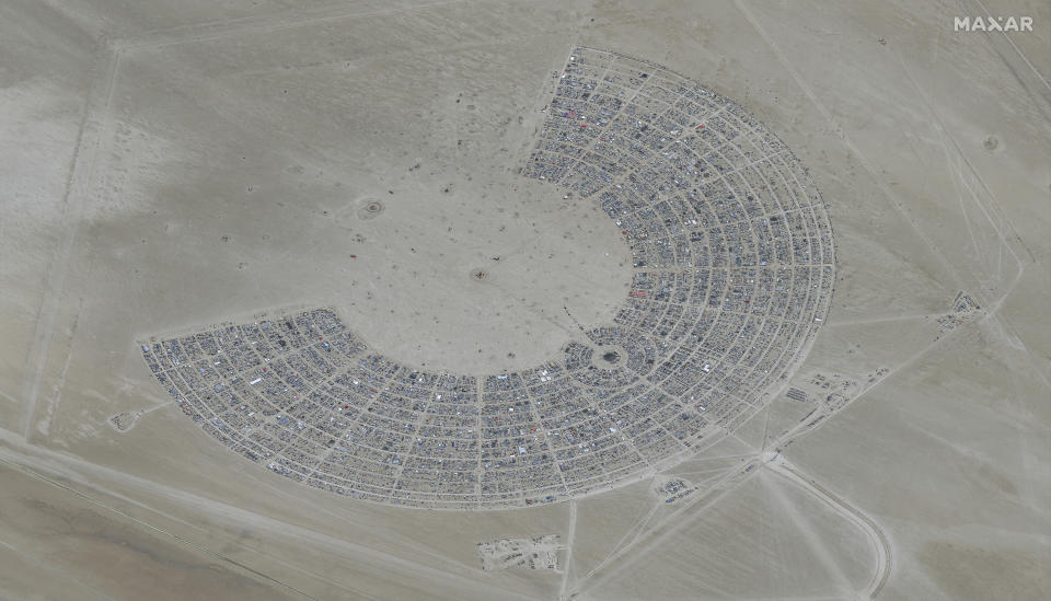 En esta fotografía satelital, proporcionada por Maxar Technologies, puede apreciarse una vista aérea del festival Burning Man el lunes 28 de agosto de 2023, en Black Rock, Nevada. (©2023 Maxar Technologies vía AP)