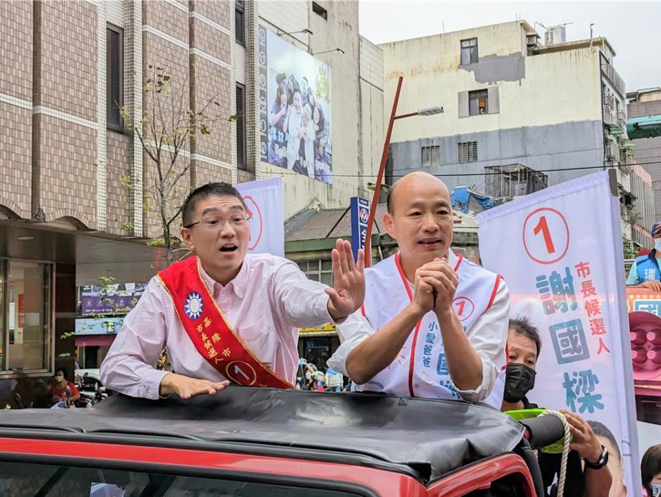 身陷罷免案的基隆市長謝國樑（左），在罷免投票前，最需要的是立法院長韓國瑜（右）強力的喊話支持。（張志康攝）