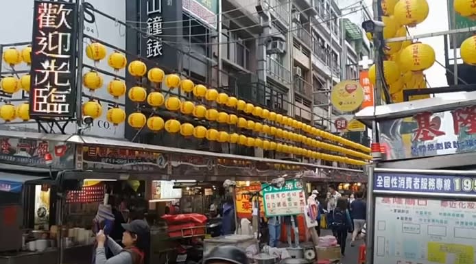 受到武漢肺炎影響，基隆廟口夜市的生意一落千丈。（圖／東森新聞）