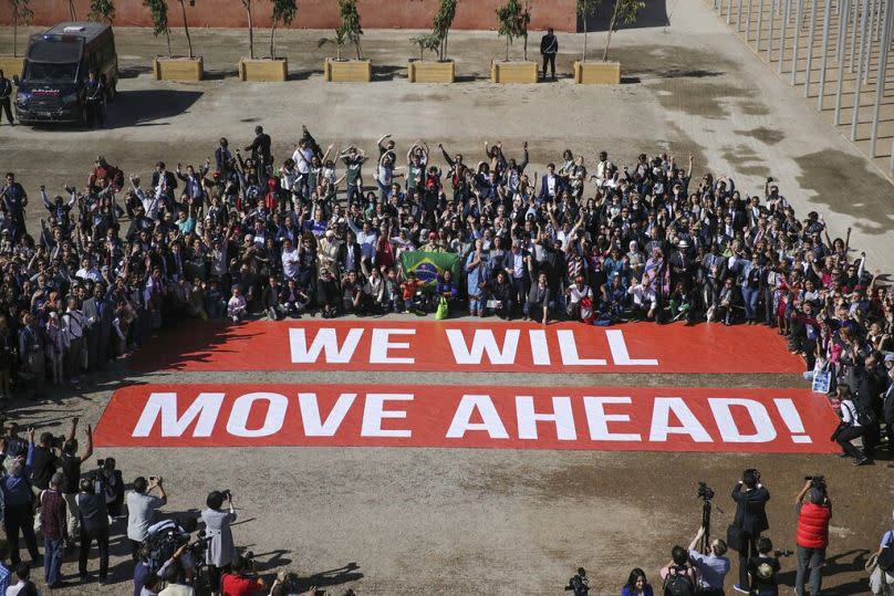 Teilnehmer:innen der COP22-Klimakonferenz posieren zur Unterstützung des Pariser Abkommens am letzten Tag der Konferenz in Marrakesch im November 2016.