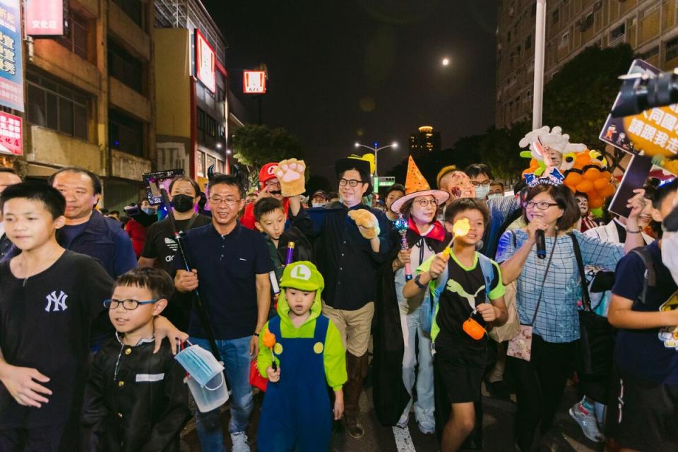 陳其邁(中)跟著民眾一起變裝遊行。   圖：高雄市教育局/提供