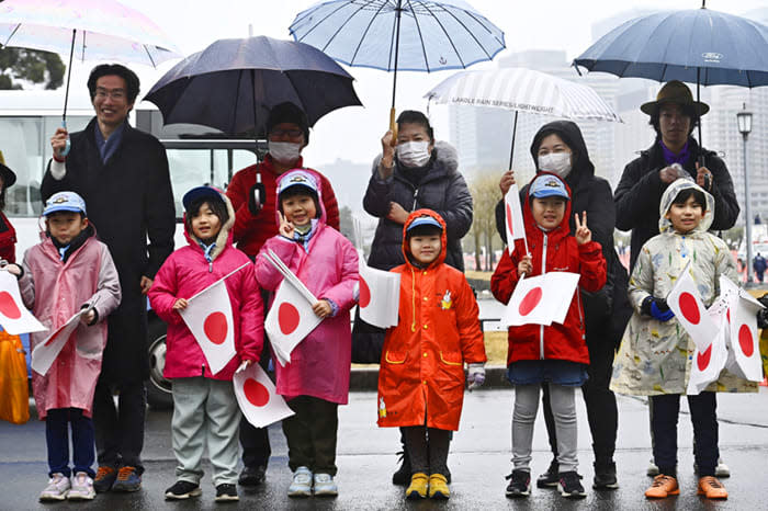 Los niños se unen a la celebración con sus banderitas de Japón