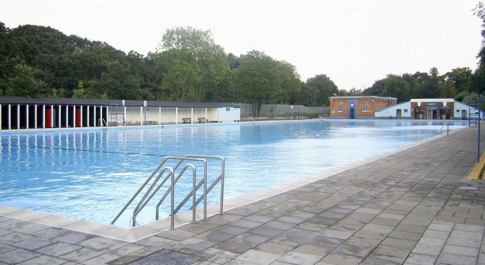 Make a splash: The freshwater pool in Tooting Bec (Wikimedia)