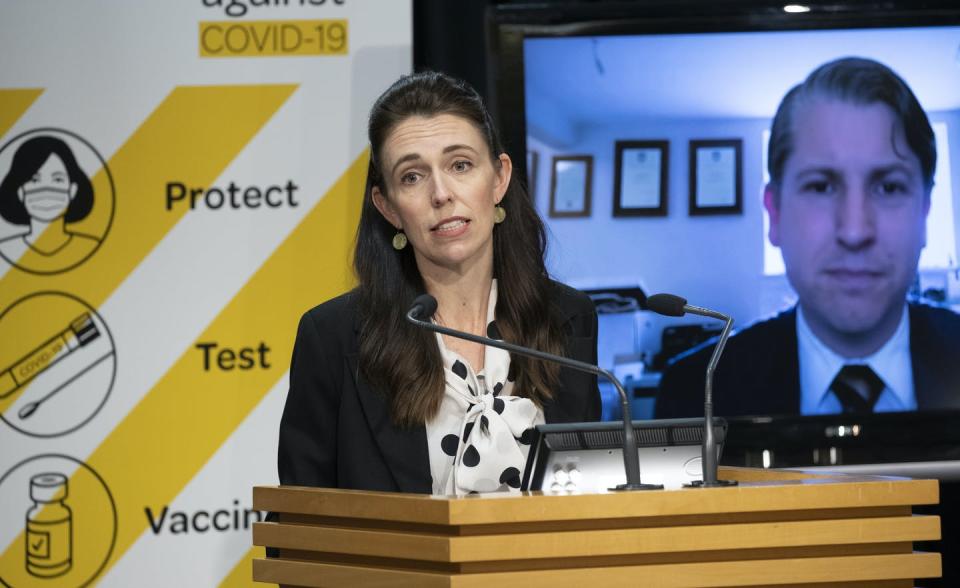 <span class="caption">Jacinda Ardern and Workplace Relations & Safety Minister Michael Woods announce the government’s expanded vaccine mandate policy on October 26.</span> <span class="attribution"><span class="source">GettyImages</span></span>