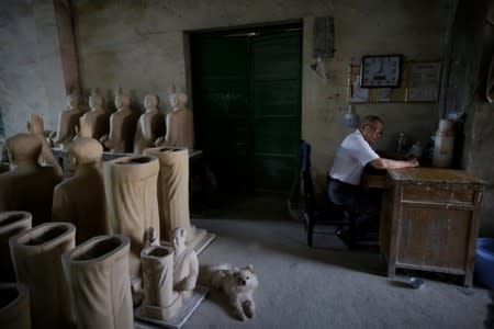 The Wider Image: Busts of leaders a hit in China's porcelain capital