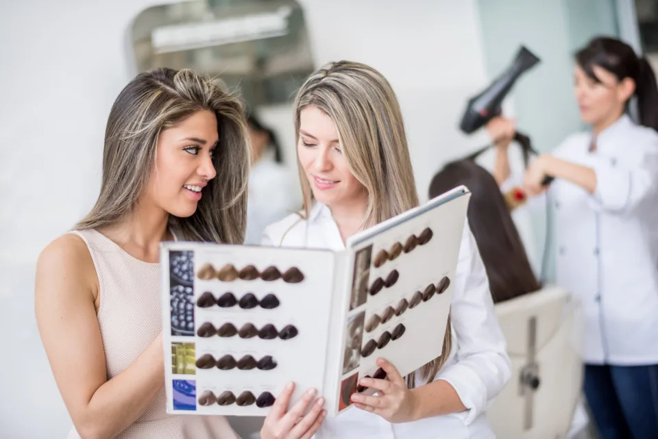 Uno de los efectos secundarios de te&#xf1;irse el cabello es sufrir de alergias en el cuero cabelludo y eso depende mucho de la marca del producto que usemos. (Getty Creative)