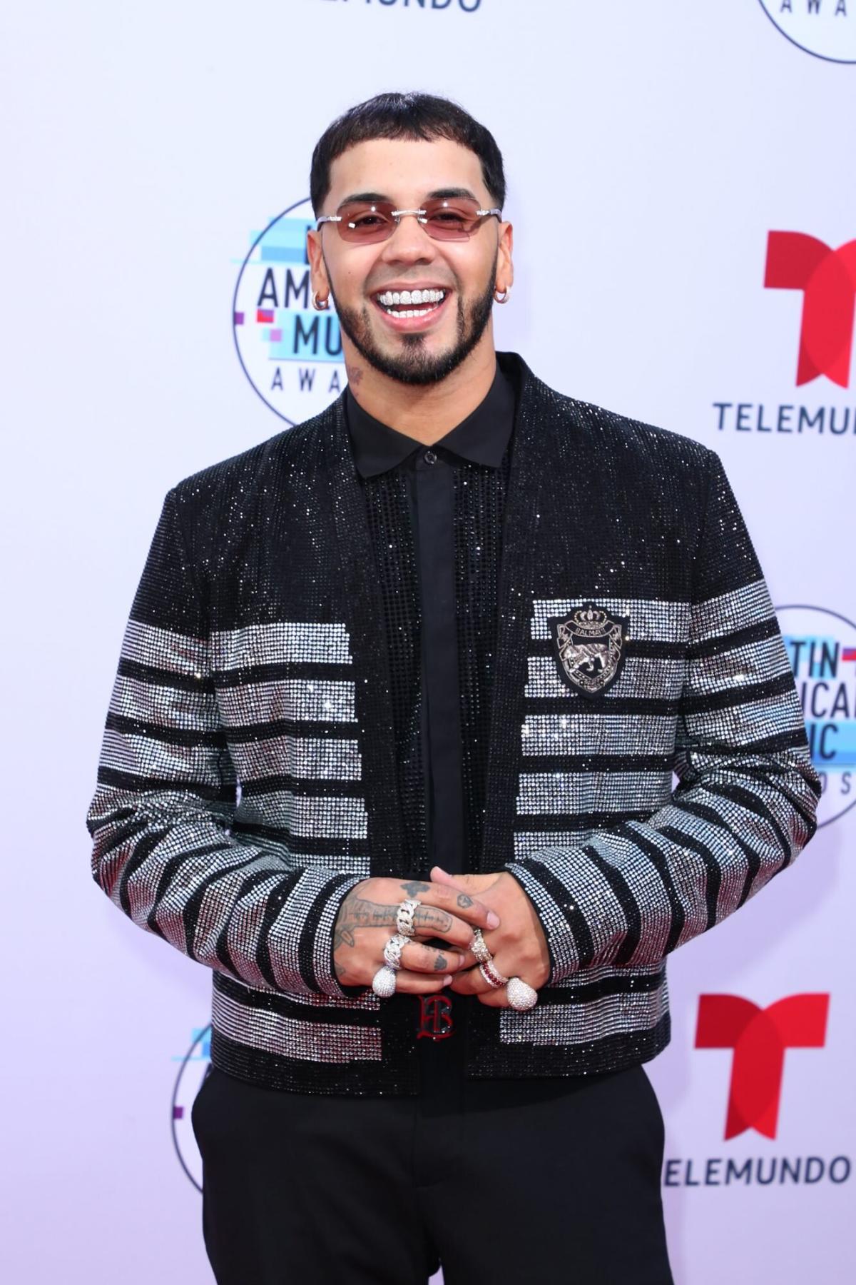 Anuel AA se convierte en primer latino en lanzar línea de interior junto a Ethika