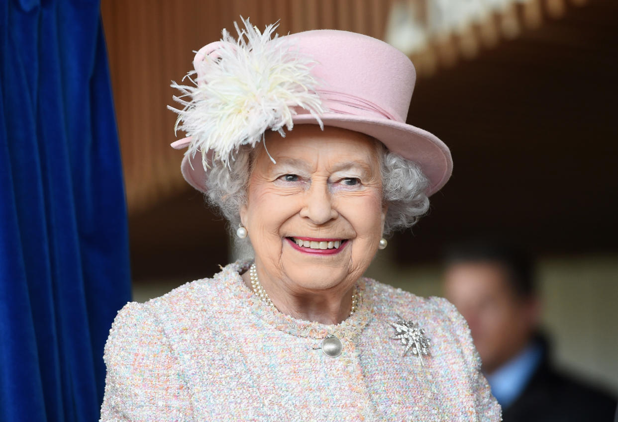 Queen Elizabeth II. lässt sich jeden Morgen von einem Dudelsackspieler wecken. (Bild: Getty Images)