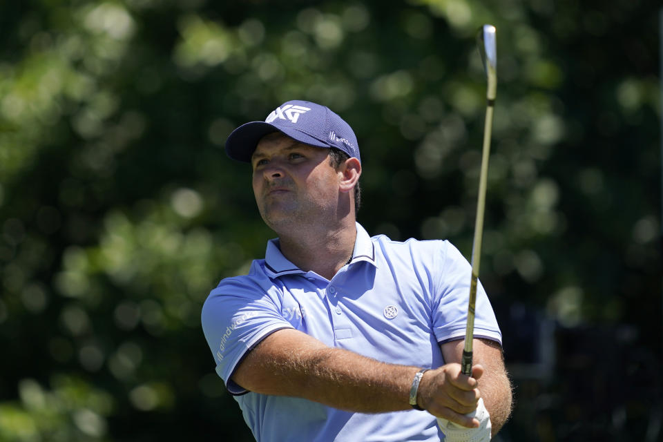 Patrick Reed hits off the eighth tee during the first round of the Charles Schwab Challenge golf tournament at the Colonial Country Club, Thursday, May 26, 2022, in Fort Worth, Texas. (AP Photo/Tony Gutierrez)