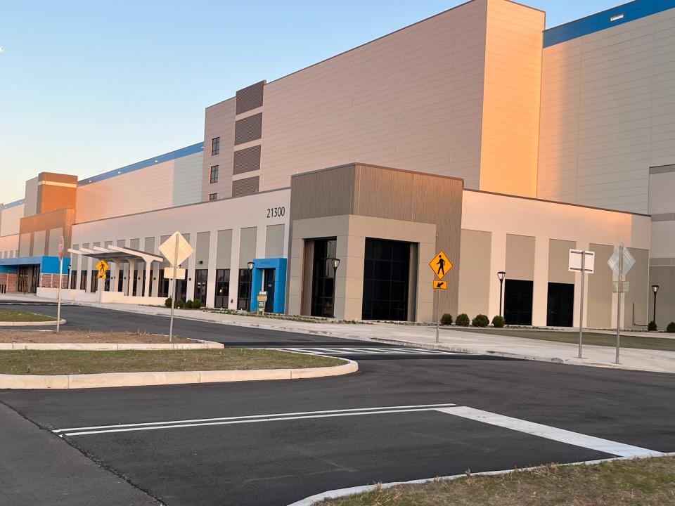 Amazon says its 800,000-square-foot warehouse on the north side of the Indiana Toll Road is still in its plans, despite recent cutbacks by the company.