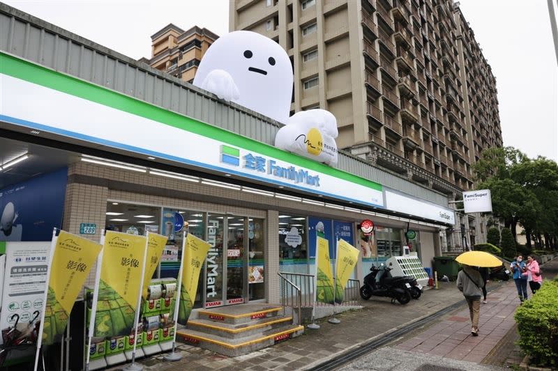 已結束43天環島行程的阿Q，正式「降落」於「全家」林口文義店屋頂上。（圖／超商業者提供）