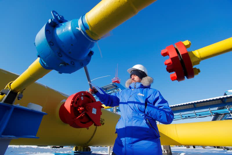 FOTO DE ARCHIVO. Un empleado comprueba una válvula de gas en la estación de compresión Atamanskaya, parte del gasoducto Poder de Siberia de Gazprom a las afueras de la ciudad de Svobodny, en el extremo oriental de la región de Amur, Rusia