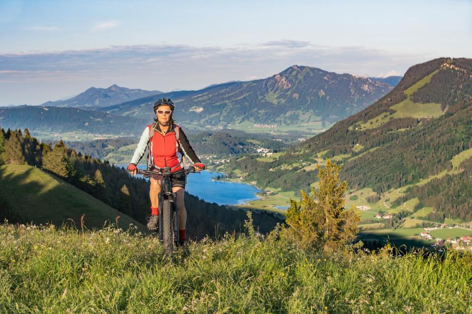 <p>Berglandschaften bieten nicht nur wertvollen Lebensraum für Tiere und Pflanzen, sondern auch eine unglaubliche Naturerfahrung. So bietet jeder Berg und jedes Panorama eine einzigartige Formation mit bizarren Felsen und spektakulären Gipfelregionen - auch in Deutschland. Wir zeigen die schönsten Berge des Landes, die zu einer Wanderung und zum Erholen einladen. (Bild: iStock / Uwe Moser)</p> 