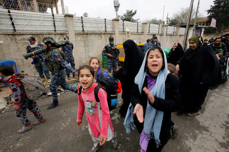 Displaced Iraqi people from different areas in Mosul flee their homes after clashes to reach safe areas, as Iraqi forces battle with Islamic State militants in the city of Mosul, Iraq March 18, 2017. REUTERS/Youssef Boudlal