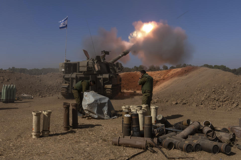Una unidad móvil de artillería israelí dispara un proyectil desde el sur de Israel hacia la Franja de Gaza desde cerca de la frontera, el 06 de noviembre de 2023. (AP Foto/Ohad Zwigenberg)
