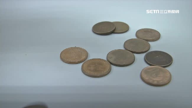 在盤子的中心放置6個字朝上的1元硬幣圍成一圈。（示意圖／翻攝資料畫面）
