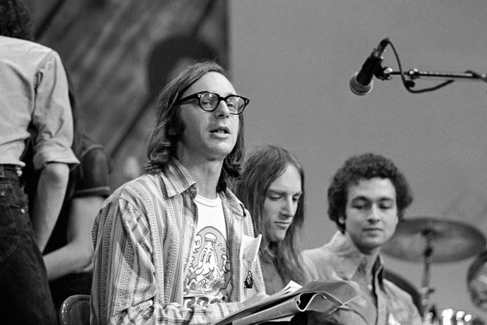 (MANDATORY CREDIT Ebet Roberts/Getty Images) Music critic Robert Christgau and drummer Chris Cutler (Henry Cow/Art Bears/Pere Ubu) at Giorgio Gomelsky's Zu Festival at the Entermedia Theater in New York City on October 17, 1978. (Photo by Ebet Roberts/Redferns)
