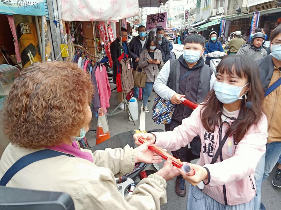 儘管面臨罷免投票，高雄市議員黃捷（右）仍努力掃街與民眾互動，在市場發送春聯受到歡迎。   圖：翻攝自黃捷臉書