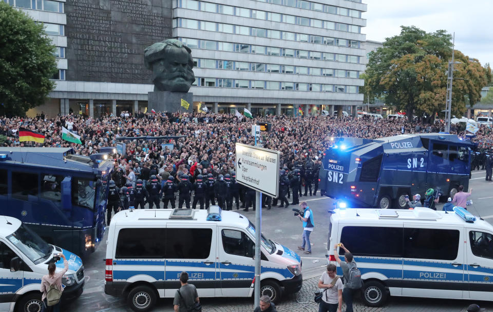 Die rechten Demonstranten versammelten sich ausgerechnet am Karl-Marx-Monument (Bild: dpa)