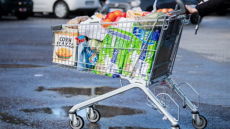 Mitte März seien die Lebensmittelumsätze teils doppelt so hoch gewesen. Der große Andrang lässt nun wohl langsam nach. Foto: dpa