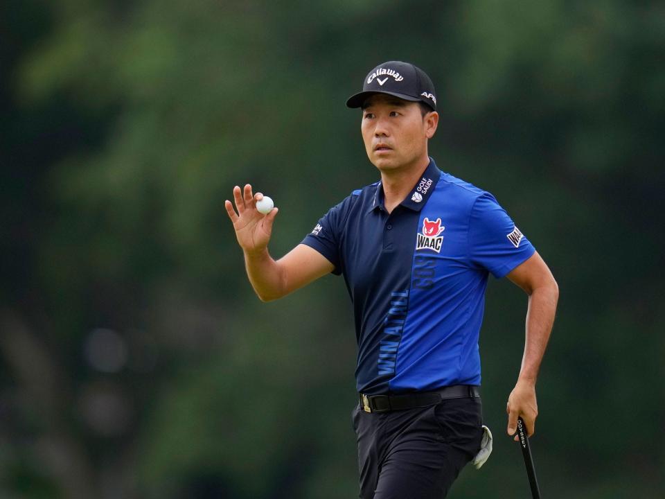 Kevin Na waves after a shot at the 2022 US Open.