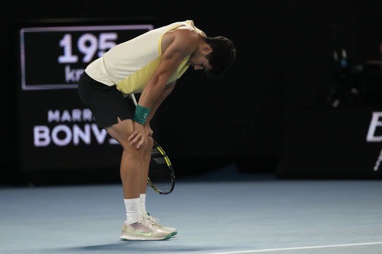 Carlos Alcaraz y una imagen poco frecuente: apesadumbrado durante su derrota ante Alexander Zverev en los cuartos de final del Australian Open 