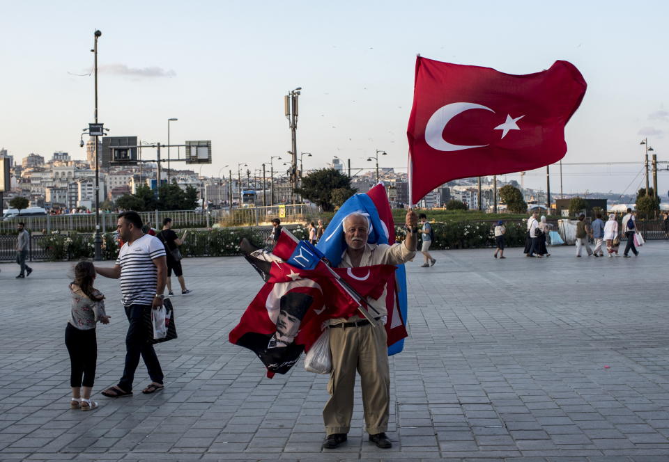 Un hombre vende banderas de Turquía hoy, jueves 2 de agosto de 2018, en Estambul (Turquía). EFE/SEDAT SUNA