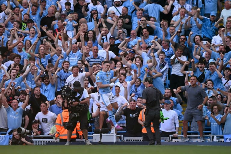 El centrocampista del Manchester City, Phil Foden (centro) celebra su segundo gol durante la 38ª y última jornada de Premier League contra el West Ham (3-1), el 19 de mayo de 2024 en el Etihad Stadium, Mánchester. (Oli SCARFF)