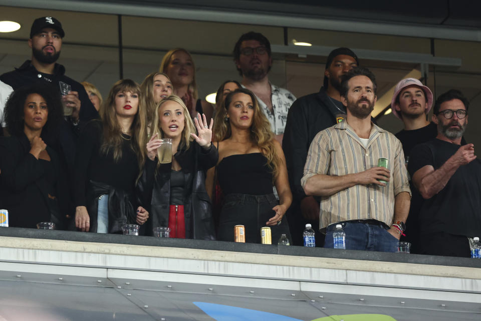 Taylor Swift, Brittany Mahomes, Blake Lively, Ryan Reynolds, und Hugh Jackman beim NFL Footballspiel zwischen den New York Jets und den Kansas City Chiefs