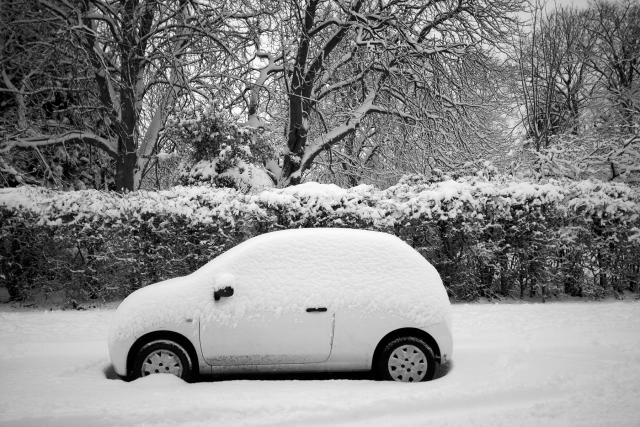 Auto blitzschnell vom Schnee befreien: TikToker zeigen Lifehack - und  ernten Spott