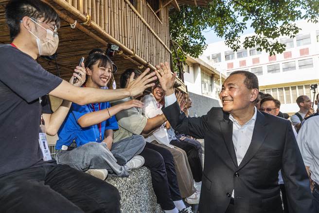 新北市長侯友宜到明新科大參訪青創基地，受到青年學子熱烈歡迎。（羅浚濱攝）