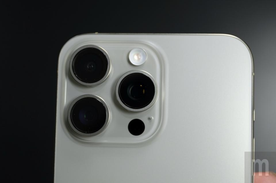 ▲蘋果表示，iPhone 15 Pro Max搭載「7顆鏡頭」拍攝能力，但實際上只有3顆鏡頭