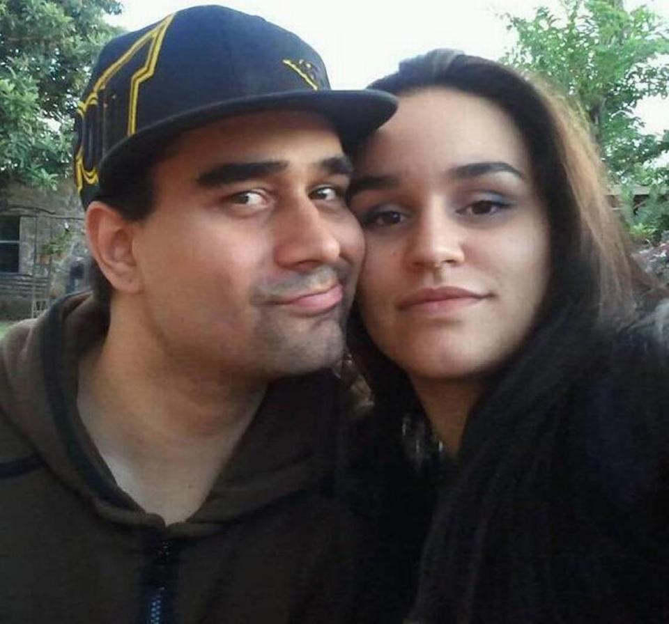 MARIDO Y MUJER: Derek Medina y su esposa, Jennifer Alonso, en el tipo de foto que Medina solía publicar en su página de Facebook. Medina está acusado de matar a Alonso y publicar una foto de su cadáver en el interior de su casa de Miller Road el 8 de abril de 2013.