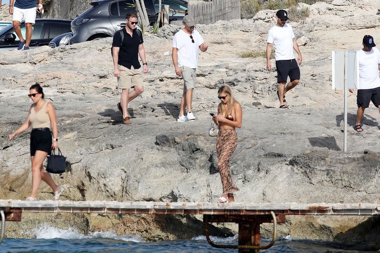 Tras comer en el restaurante mediterráneo, el grupo siguió la reunión en el lujoso yate Vava, donde se relajaron bajo el sol y tomaron algunos tragos