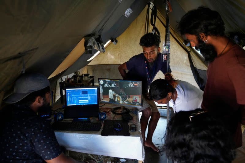 ▲斯里蘭卡國會進行不記名的總統補選，抗議者在他們的帳篷裡觀看斯里蘭卡選舉過程的電視轉播。（圖／美聯社／達志影像）