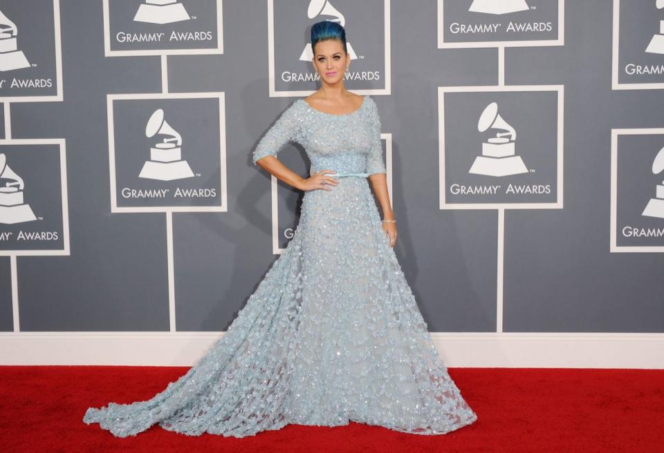 <p>En 2012, Katy a assorti ses cheveux bleus à une robe Elie Saab bleu glacé, créant un style tout simplement incroyable. [<i>Photo : Getty</i>]</p>