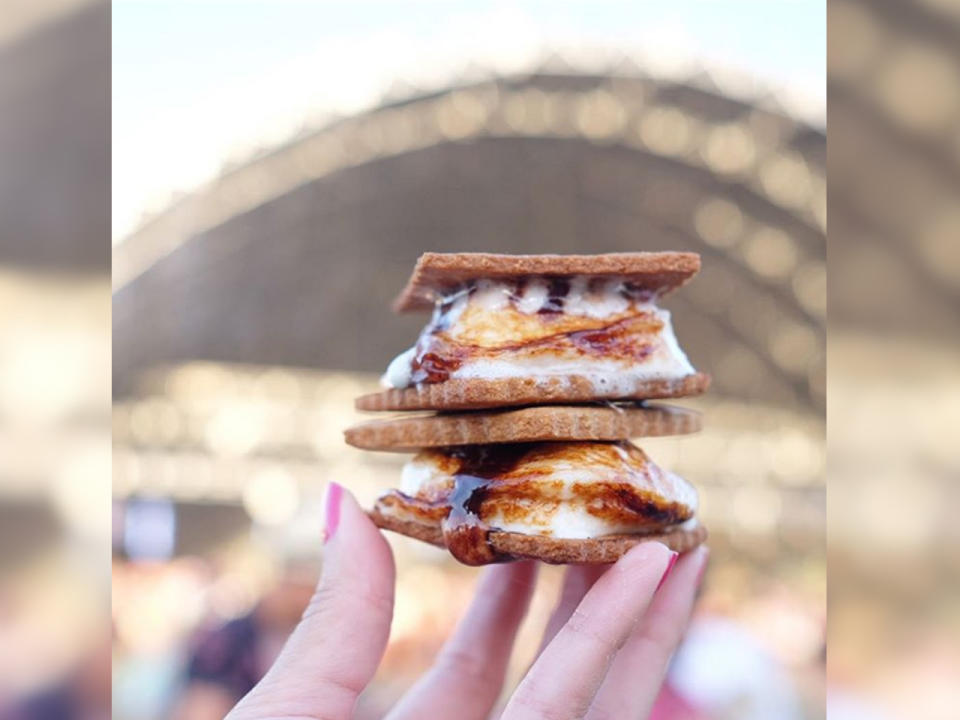 <p>Ein bisschen unglamouröser wirkt hingegen dieser Food-Trend vom Coachella, doch offenbar hat er trotzdem eingeschlagen wie eine Bombe. Einfaches kann eben so gut sein, wie die geschmolzenen Marshmallows zwischen zwei Keksen beweisen. (Bild-Copyright: letmeeatcake/Instagram) </p>