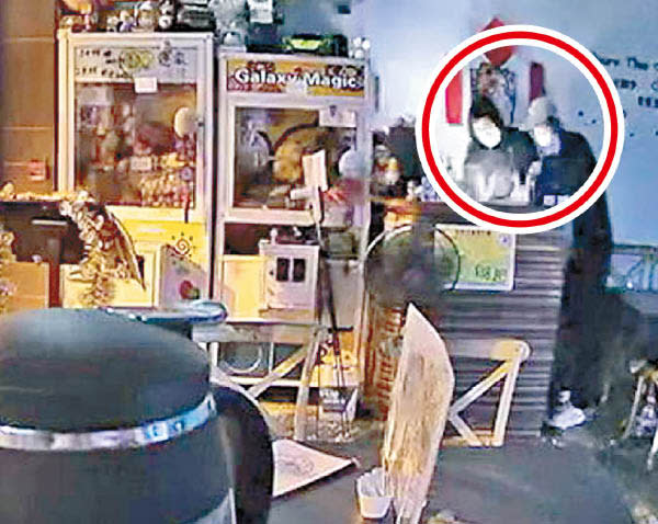 兩賊（紅圈示）在店內收銀櫃搜掠。