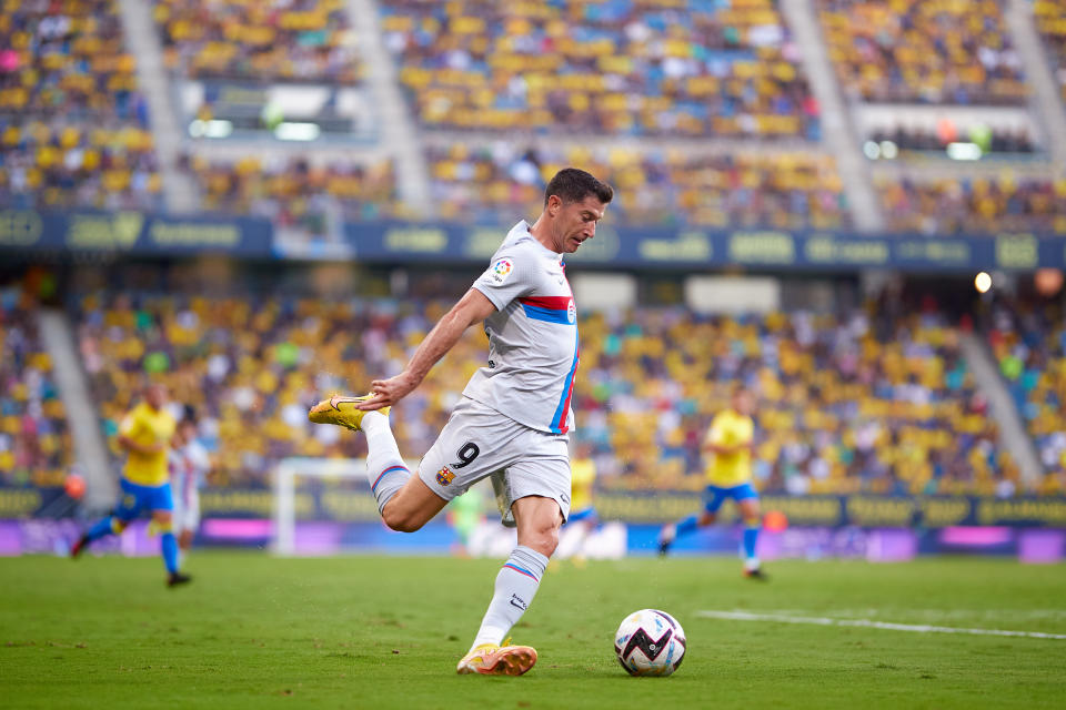 CADIZ, SPAIN - SEPTEMBER 10: Robert Lewandowski of FC Barcelona in action during the LaLiga Santander match between Cadiz CF and FC Barcelona at Estadio Nuevo Mirandilla on September 10, 2022 in Cadiz, Spain. (Photo by Fran Santiago/Getty Images)