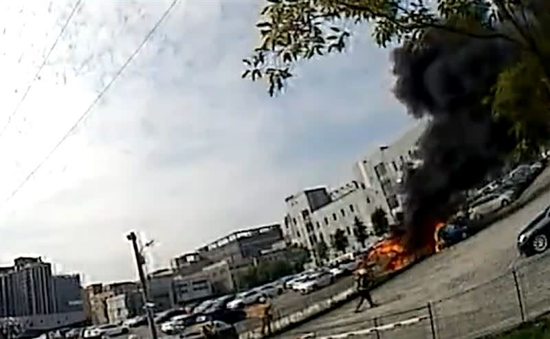 BMW休旅車停在停車場自燃，大火狂燒。（圖／翻攝畫面）