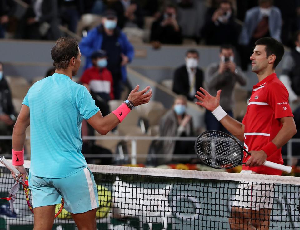 Novak Djokovic y Rafa Nadal se dan la mano tras jugar la final de Roland Garros.