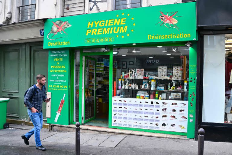 Esta fotografía tomada el 3 de octubre de 2023 en París muestra una vista general de la tienda de control de plagas Hygiene Premium.